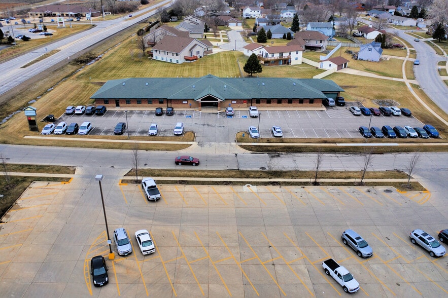 3806-3828 Pheasant Ln, Waterloo, IA for sale - Building Photo - Image 1 of 1