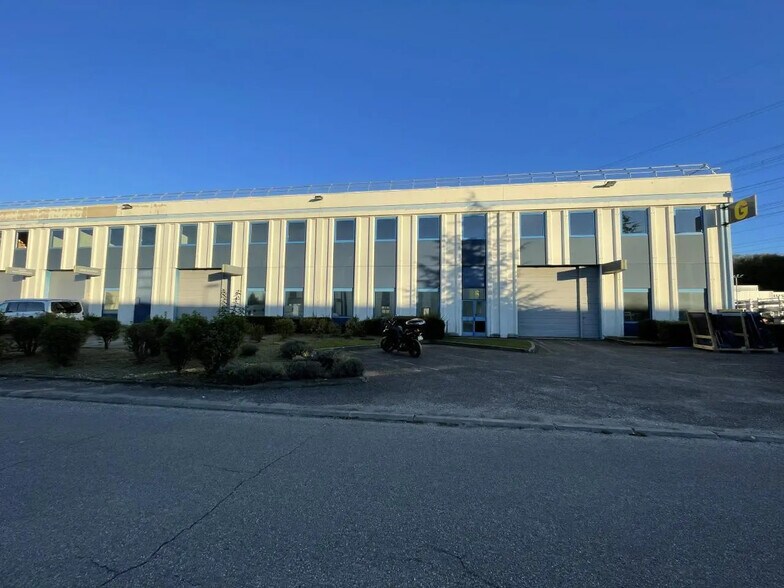 Flex in Saint-Quentin-Fallavier for sale - Building Photo - Image 1 of 17