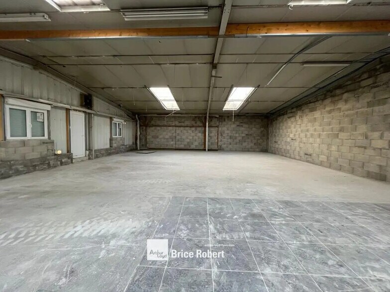 Flex in Genas for lease - Interior Photo - Image 2 of 4