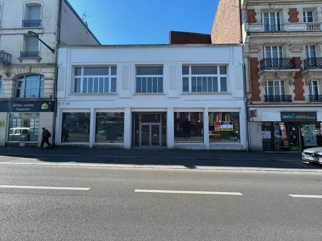 Retail in Saint-Quentin for lease Building Photo- Image 1 of 12