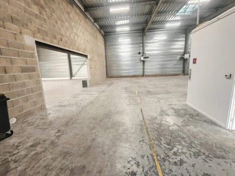 Flex in Cormontreuil for lease - Interior Photo - Image 2 of 10