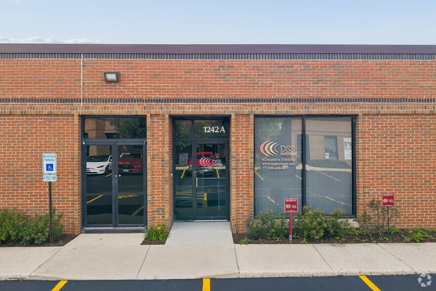 1200-1258 Remington Rd, Schaumburg, IL for lease - Building Photo - Image 3 of 31