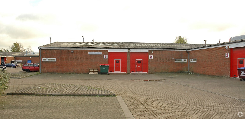 Westbury Clos, Dunstable for lease - Building Photo - Image 2 of 5