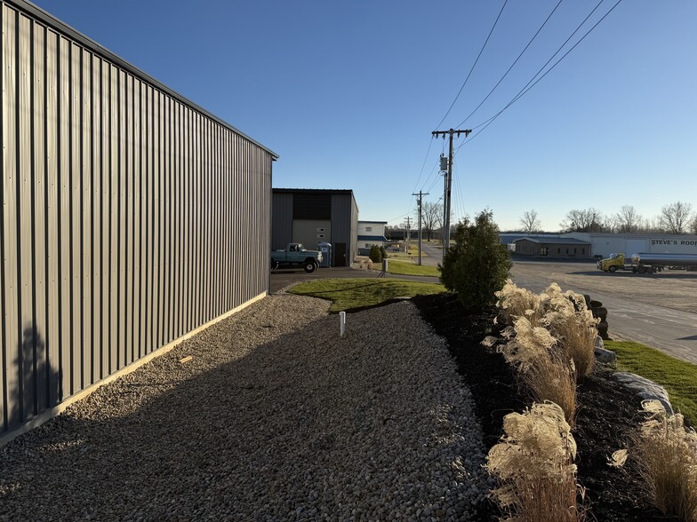 2490 Rainbow Dr, Warsaw, IN for sale - Building Photo - Image 3 of 7