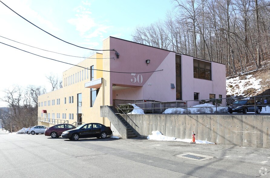 30 Hazel Ter, Woodbridge, CT 06525