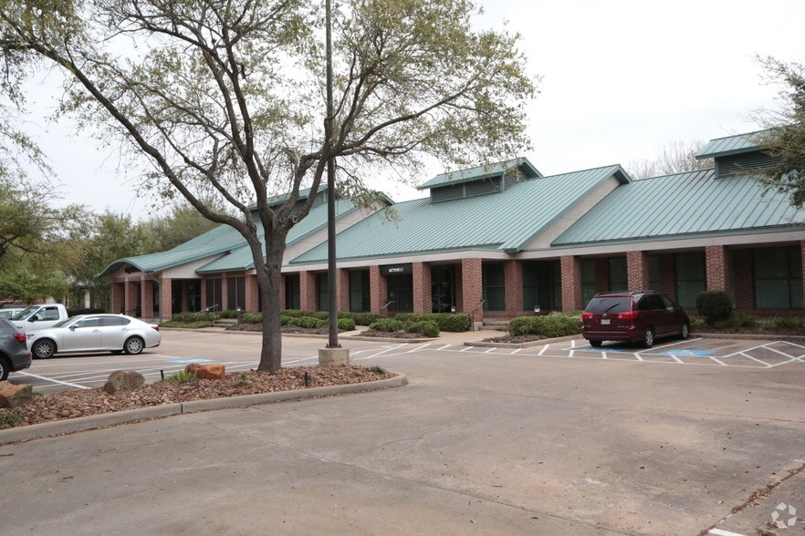 2415 Town Center Dr, Sugar Land, TX for lease - Building Photo - Image 2 of 18