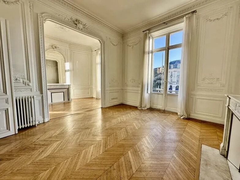 Retail in Bordeaux for lease - Interior Photo - Image 1 of 5