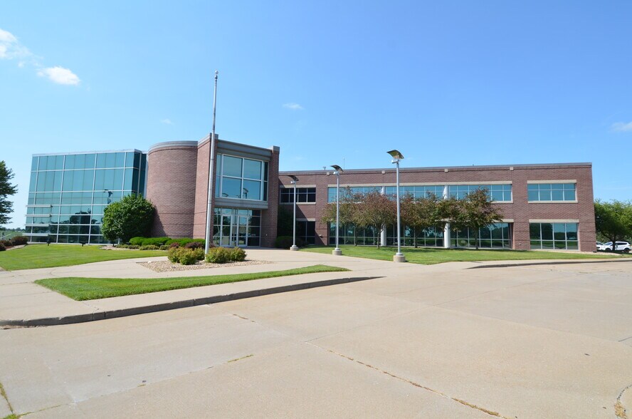 8710 Earhart Ln Sw, Cedar Rapids, IA for lease - Building Photo - Image 1 of 21
