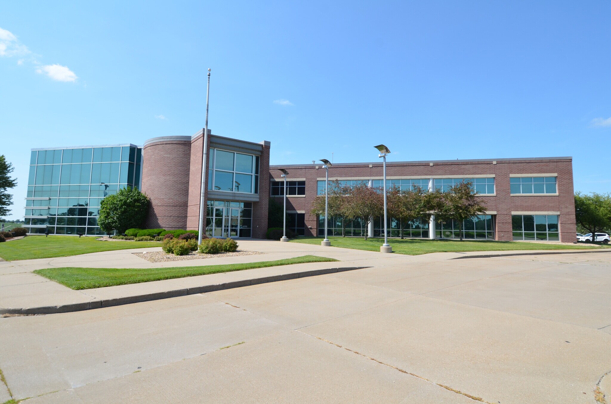8710 Earhart Ln Sw, Cedar Rapids, IA for lease Building Photo- Image 1 of 22