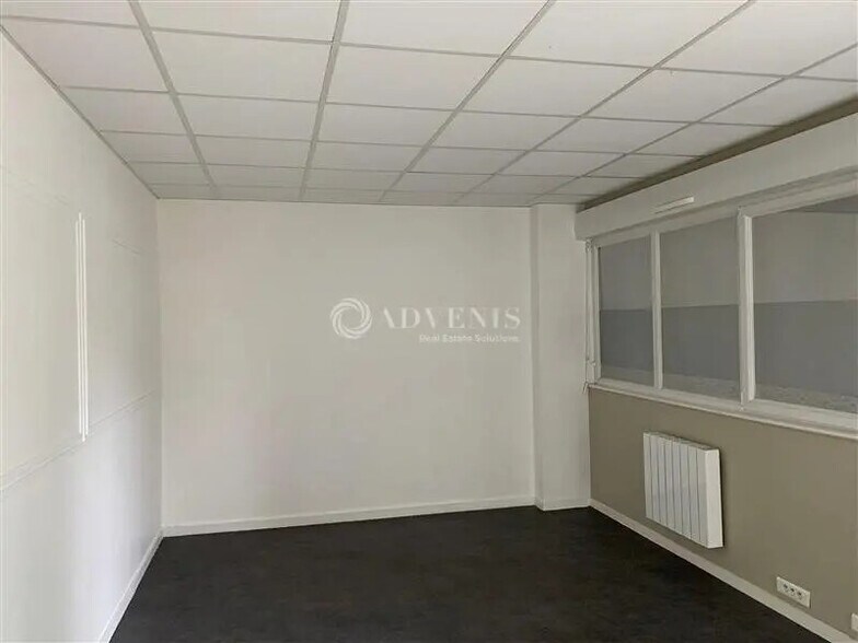 Office in Le Mans for lease - Building Photo - Image 1 of 5