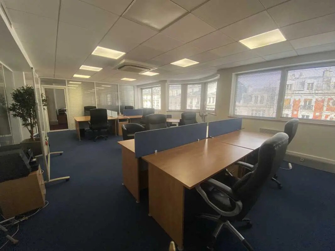 Office in Paris for lease Interior Photo- Image 1 of 5