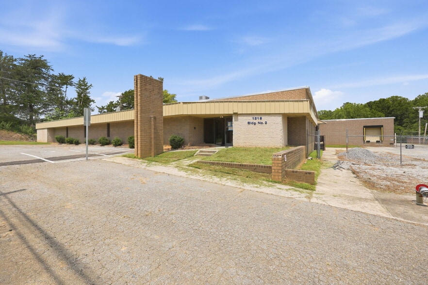 1218 Hickory Chapel Rd, High Point, NC for sale - Building Photo - Image 3 of 17
