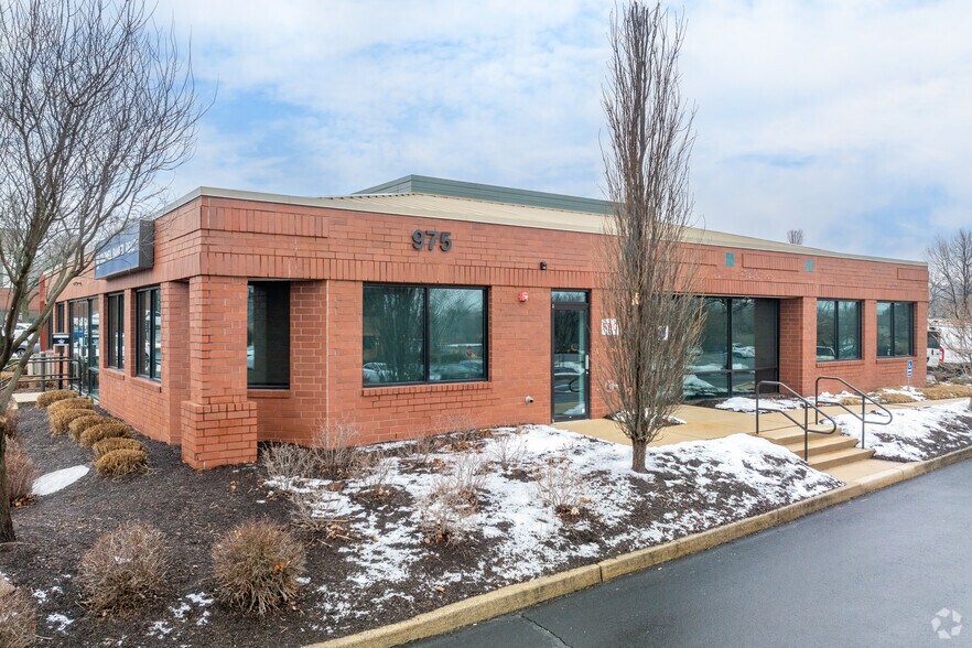 975 Berkshire Blvd, Wyomissing, PA for lease - Building Photo - Image 2 of 13