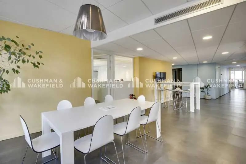 43-45 Avenue Paul Doumer, Rueil-Malmaison for lease - Interior Photo - Image 2 of 12