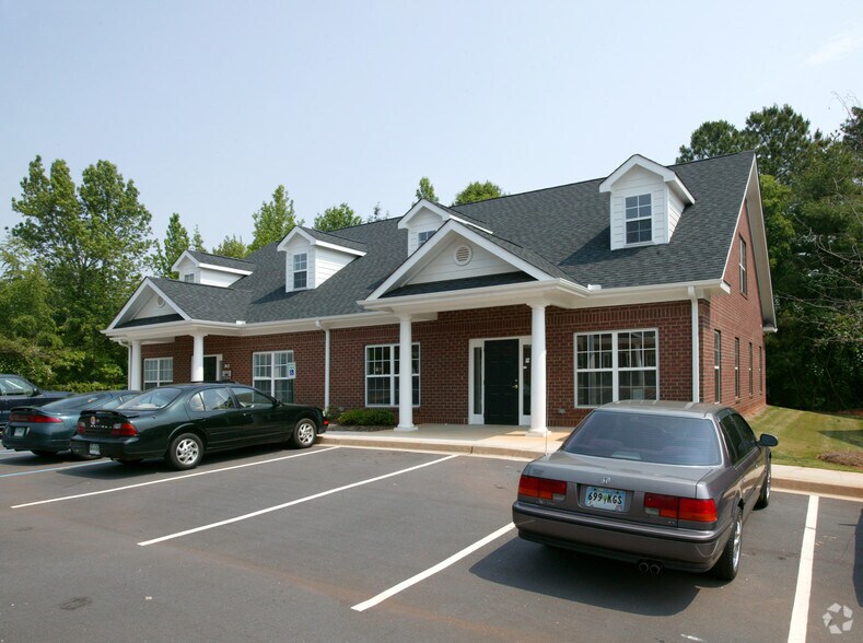 213 E Butler Rd, Mauldin, SC for lease - Building Photo - Image 2 of 9