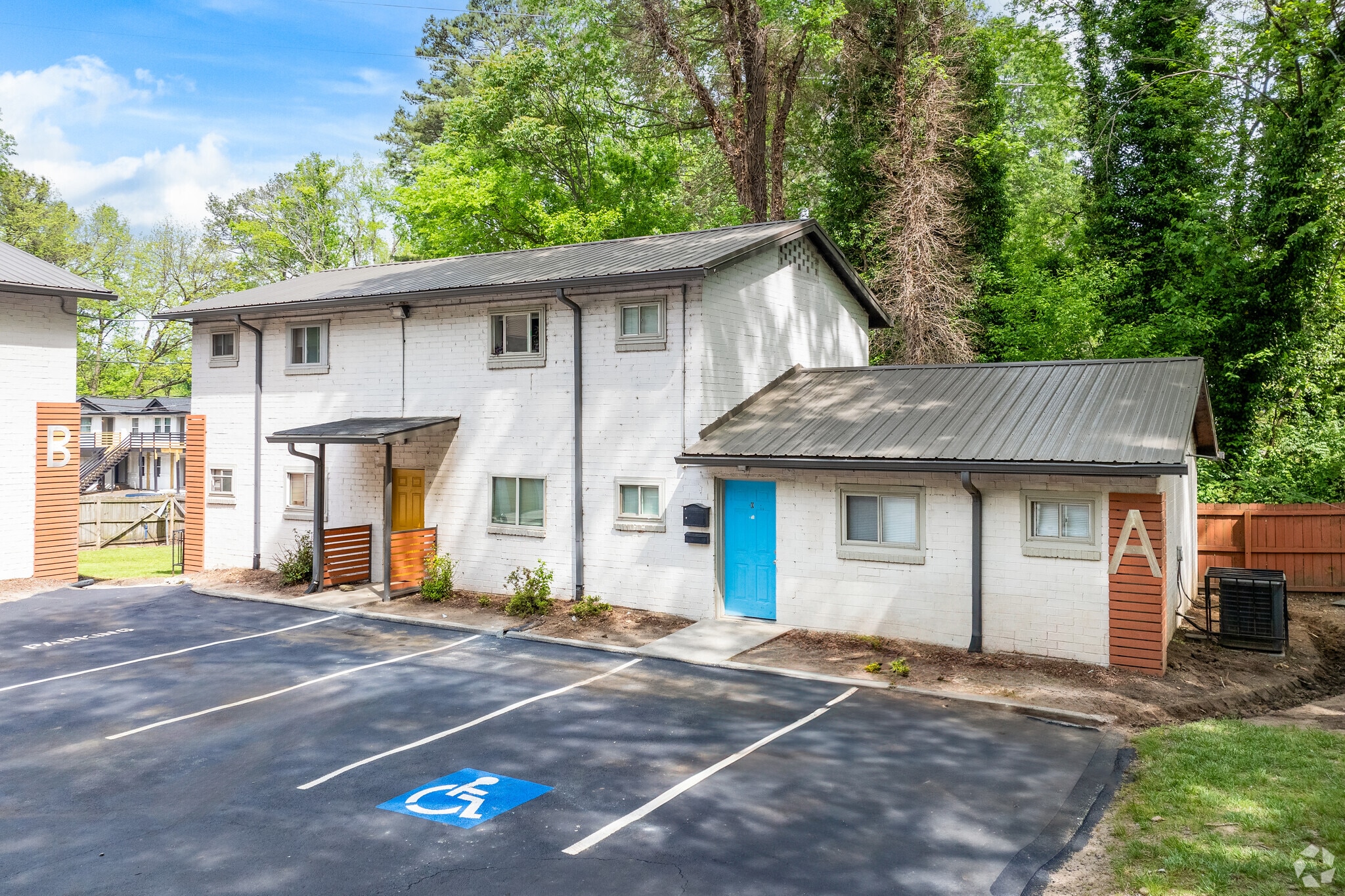 340-352 Dixie Hills Cir, Atlanta, GA for sale Building Photo- Image 1 of 37