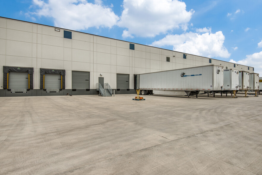 3215 N Panam Expy, San Antonio, TX for lease - Building Photo - Image 3 of 11