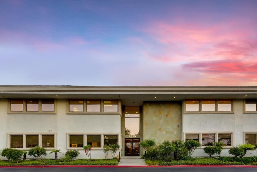 1250 La Venta Dr, Westlake Village, CA for lease - Building Photo - Image 2 of 6