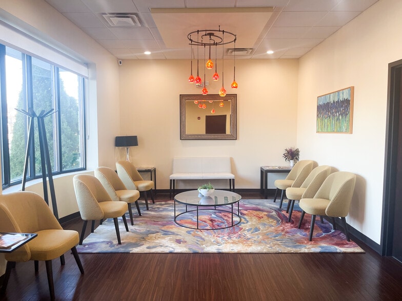 1604 N Main St, Wheaton, IL for lease - Lobby - Image 2 of 6