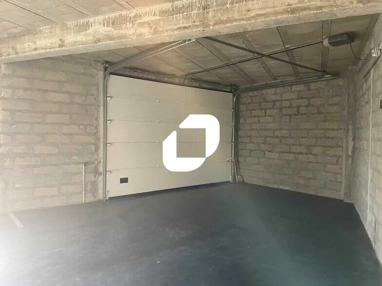 Flex in Yvrac for lease - Interior Photo - Image 2 of 3