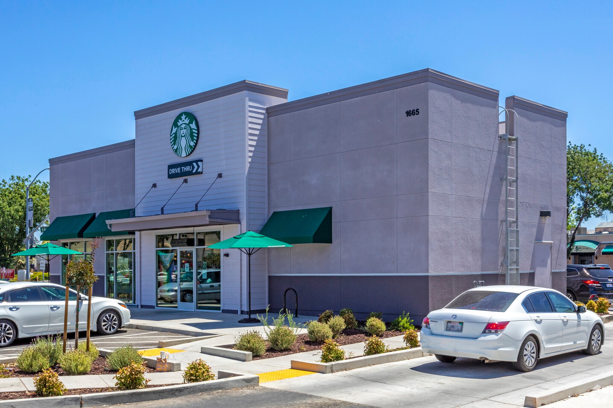 1665 R St, Merced, CA 95340 STNL Starbucks