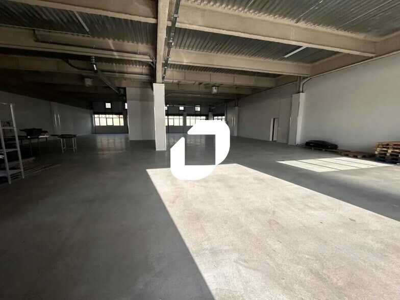 Flex in Bezons for lease - Interior Photo - Image 2 of 4