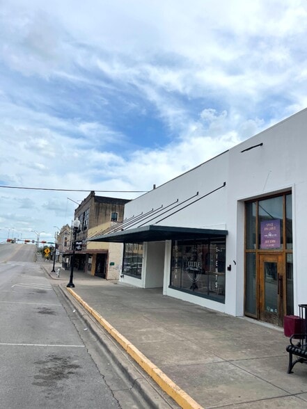 211 N Main St, Taylor, TX for lease - Building Photo - Image 1 of 10