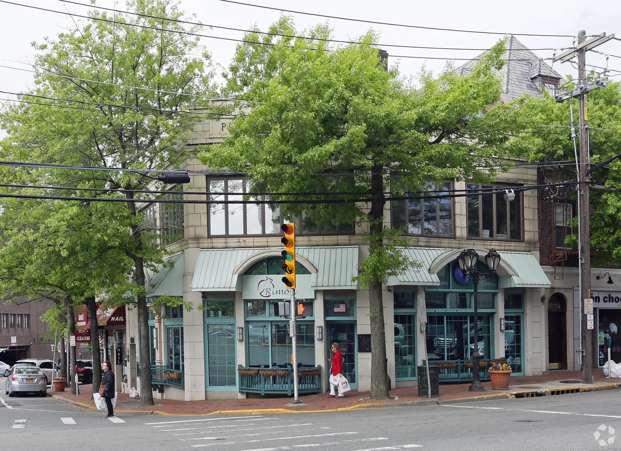 16 Middle Neck Rd, Great Neck, NY 11021