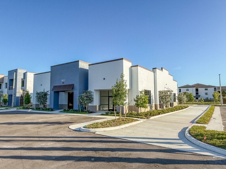 11850-11880 Cheeca Ct, Fort Myers, FL for lease - Building Photo - Image 3 of 4