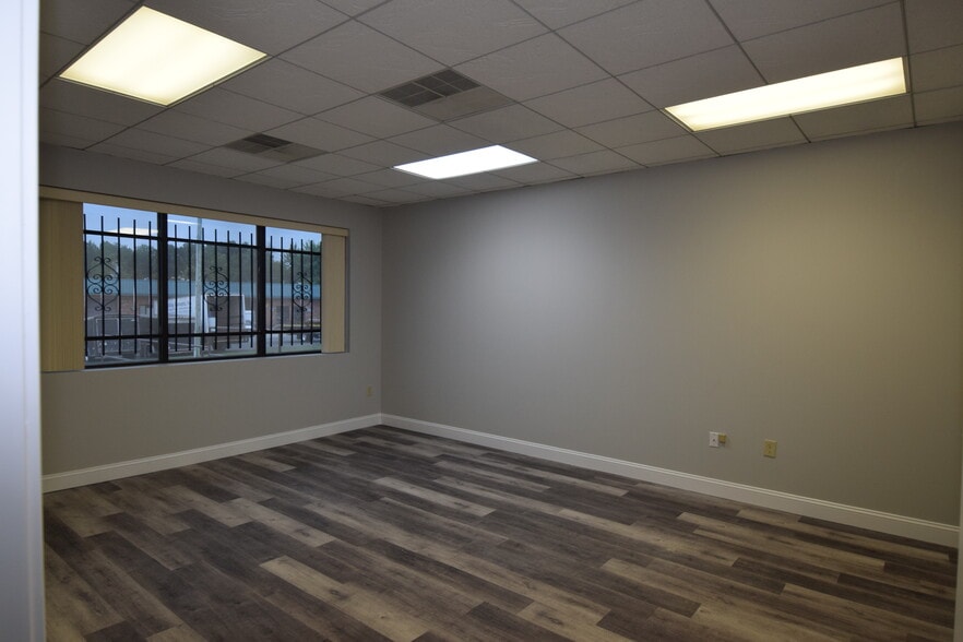 6128 Brookshire Blvd, Charlotte, NC for lease - Building Photo - Image 3 of 13