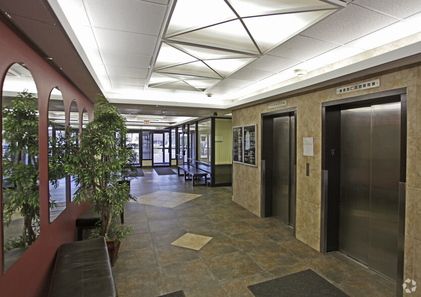 2233 N Hamline Ave, Roseville, MN for lease - Lobby - Image 2 of 7