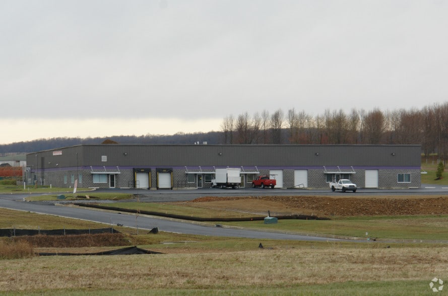 100-104 Tomahawk Dr, Kutztown, PA for lease - Building Photo - Image 2 of 12