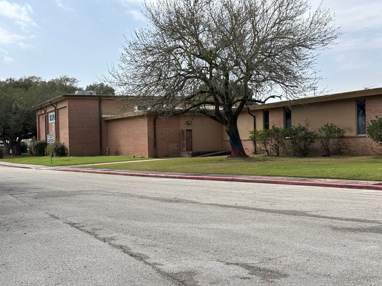 600 Charles St, Humble, TX for sale - Building Photo - Image 1 of 4
