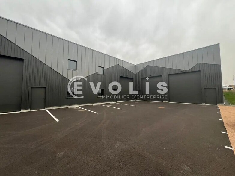 Flex in Saint-Étienne-la-Varenne for lease - Building Photo - Image 1 of 4
