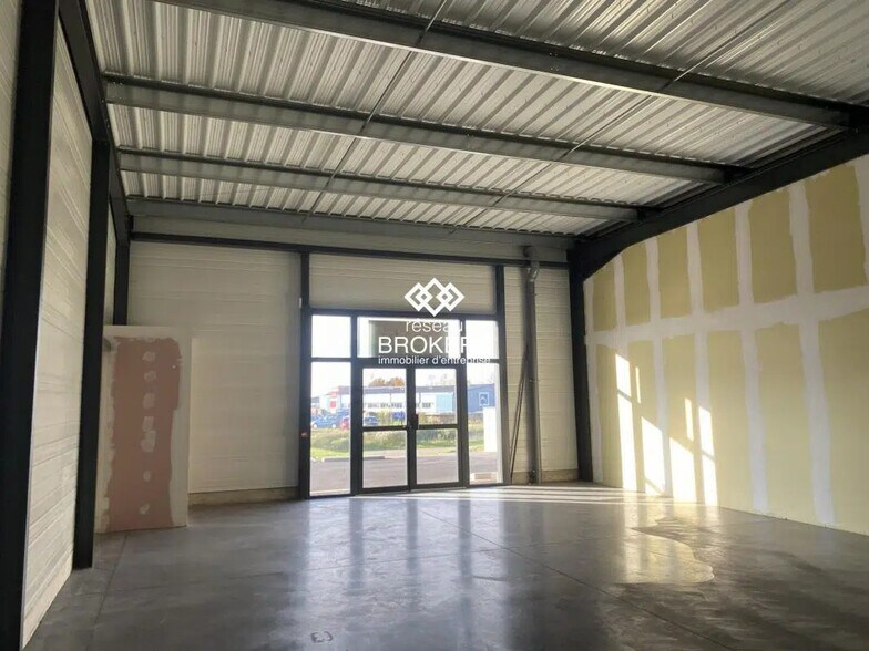 Office in Thiers for lease - Interior Photo - Image 2 of 14