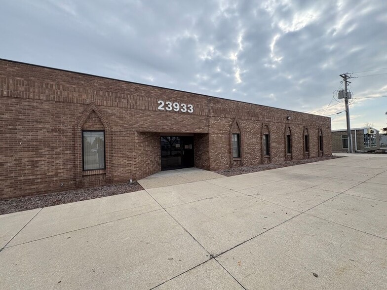 23933 Allen Rd, Trenton, MI for lease - Building Photo - Image 2 of 11