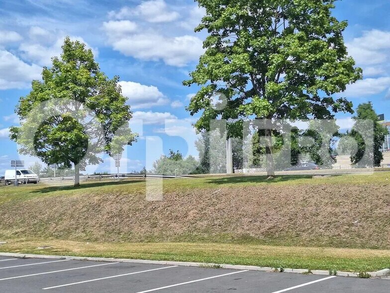 Retail in Compiègne for lease - Building Photo - Image 2 of 3