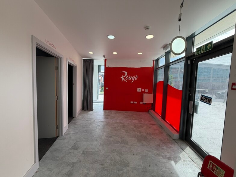 Aerodrome Rd, London for sale - Building Photo - Image 2 of 11