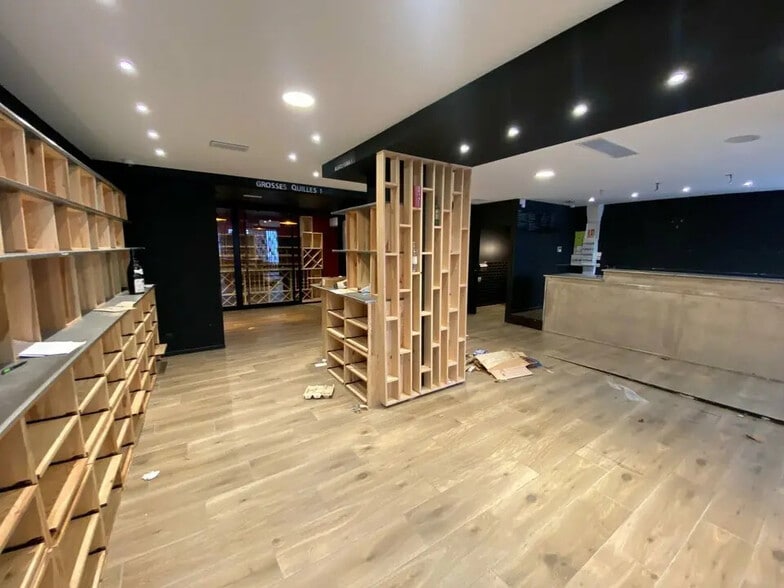 Retail in Francheville for lease - Interior Photo - Image 2 of 13