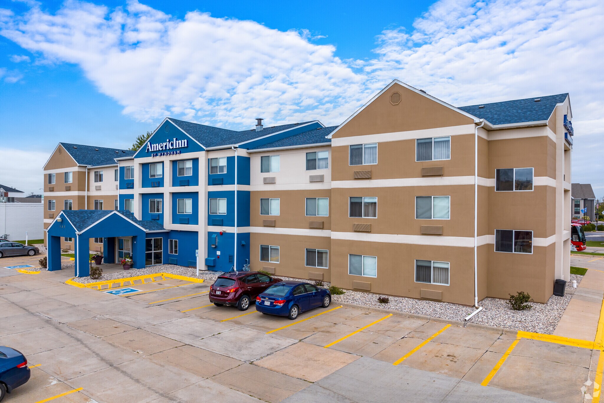 132 N Mall Dr, Appleton, WI for sale Primary Photo- Image 1 of 1