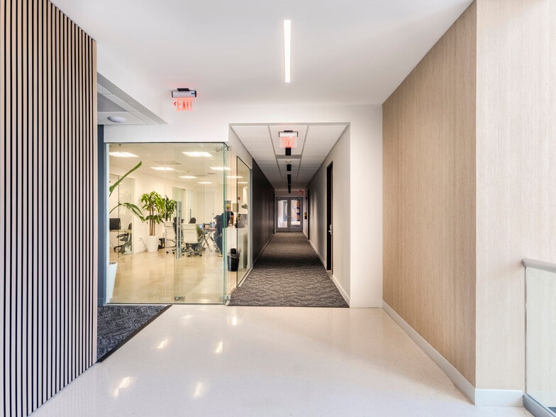 555 Washington Ave, Miami Beach, FL for lease - Building Photo - Image 3 of 35