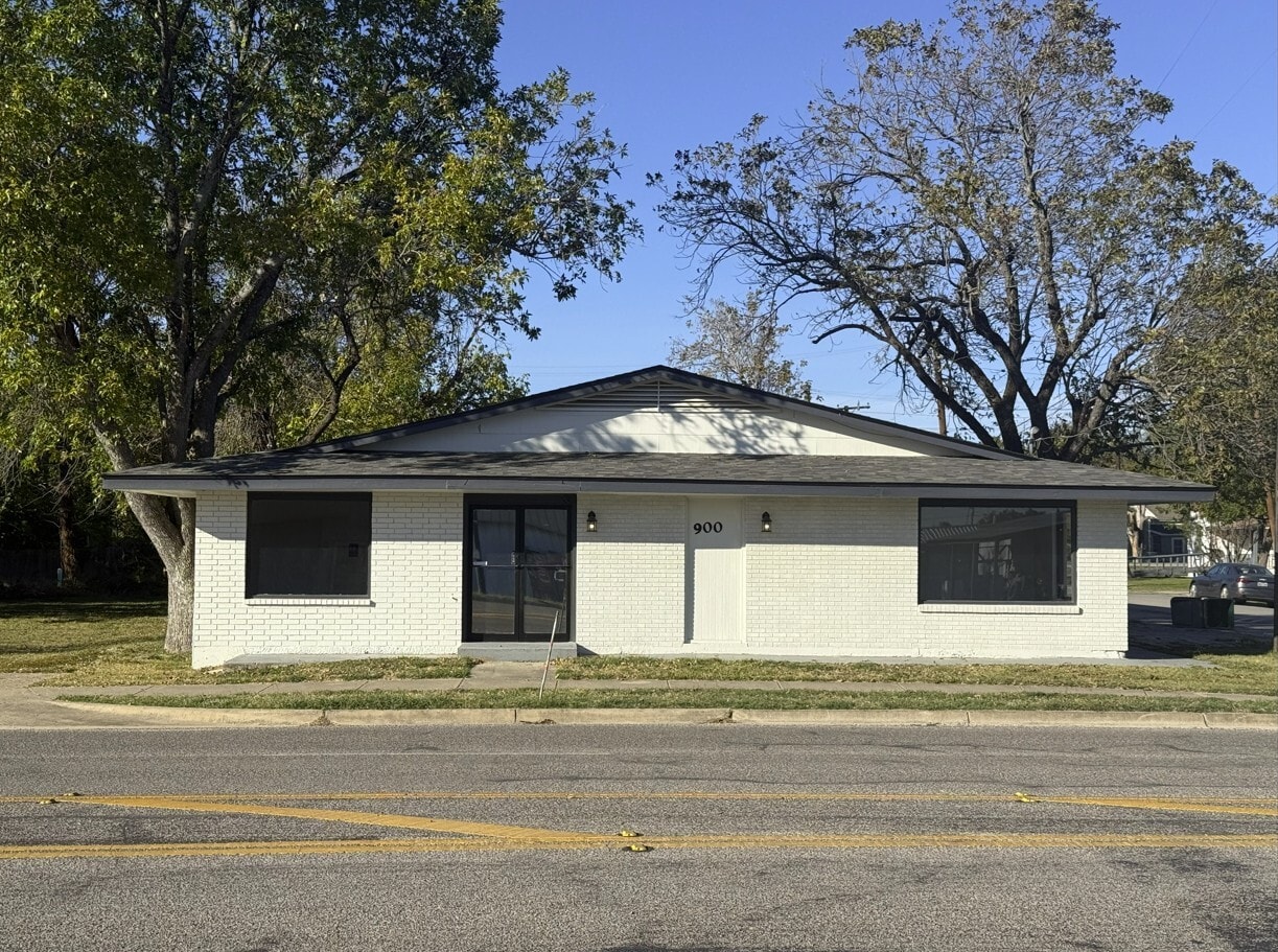 900 W 2nd St, Taylor, TX for lease Building Photo- Image 1 of 24