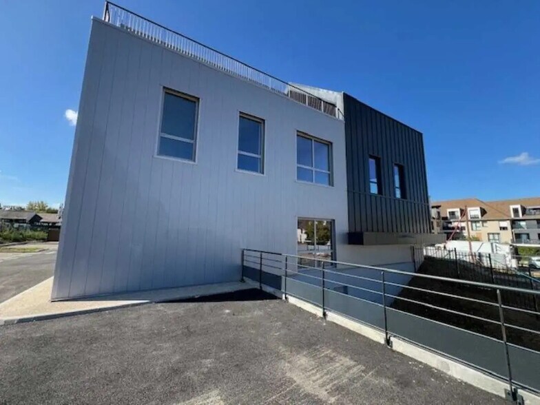 Flex in Plaisir for lease - Building Photo - Image 3 of 20