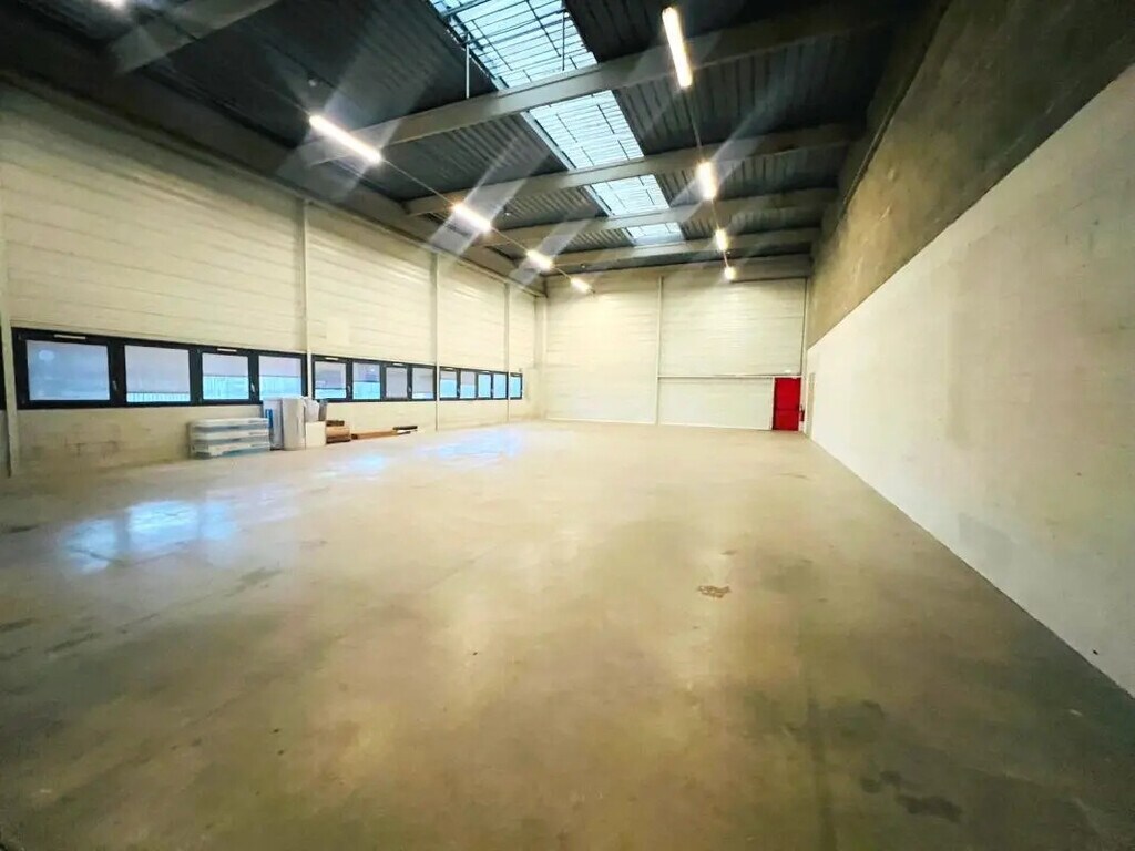 Location Local d'activités 527 m² - Photo 1