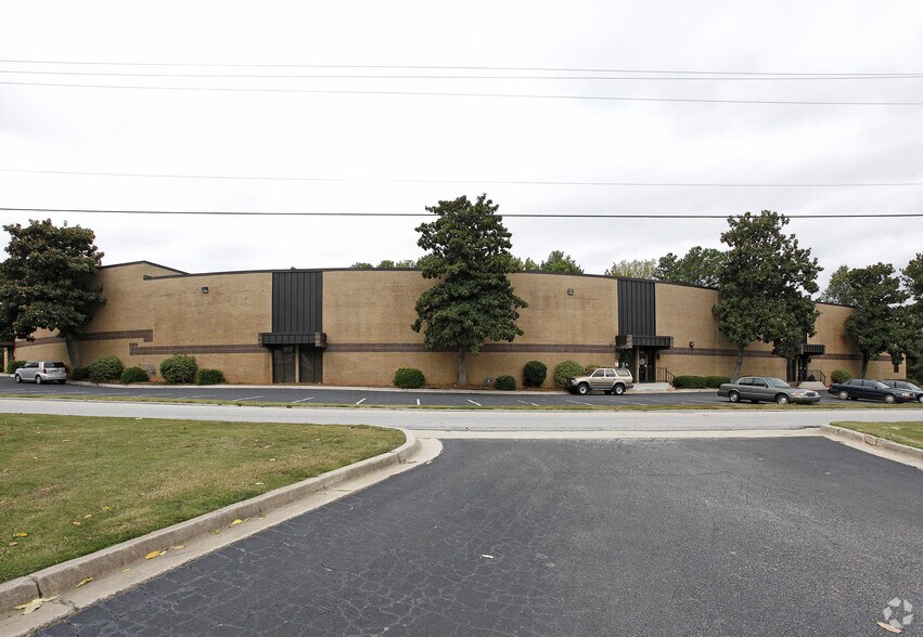 4365-4421 Commerce Cir SW, Atlanta, GA for lease - Building Photo - Image 1 of 4