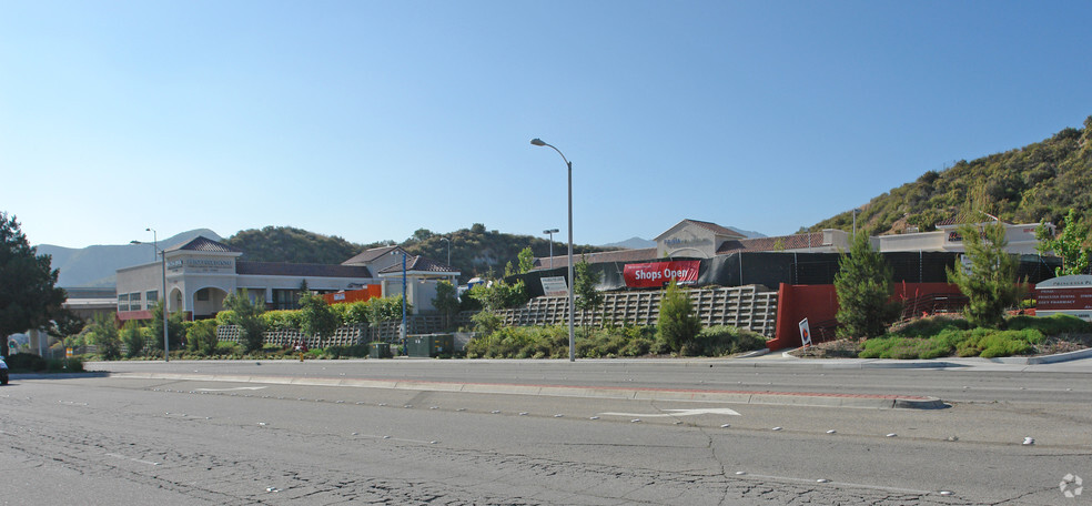 18500 Via Princessa, Canyon Country, CA for lease - Building Photo - Image 3 of 4