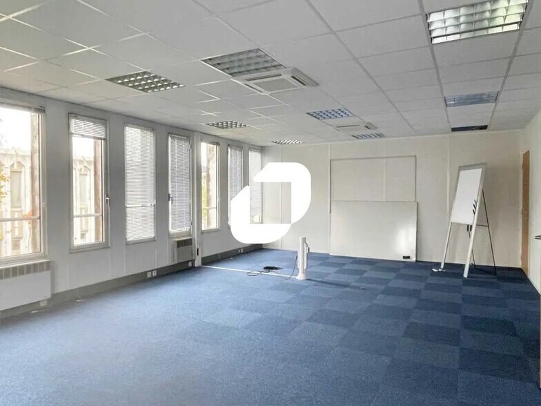 Office in Bordeaux for lease - Interior Photo - Image 1 of 15