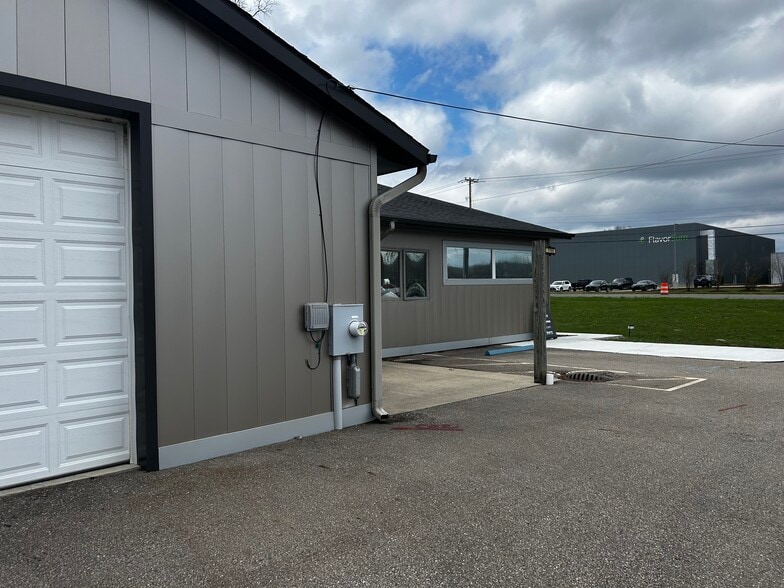 7755 Stadium Dr, Kalamazoo, MI for sale - Building Photo - Image 2 of 8