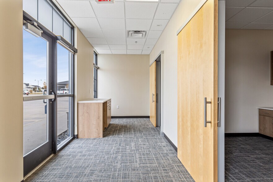505 32nd Ave E, West Fargo, ND for lease - Interior Photo - Image 2 of 11