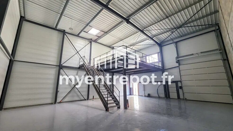 Flex in Signes for lease - Interior Photo - Image 1 of 7